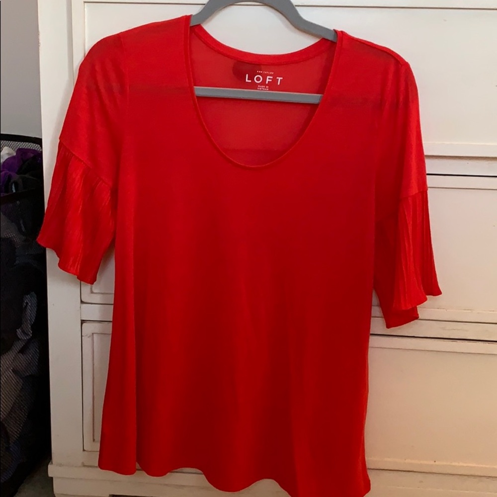 Pleated sleeve red T shirt